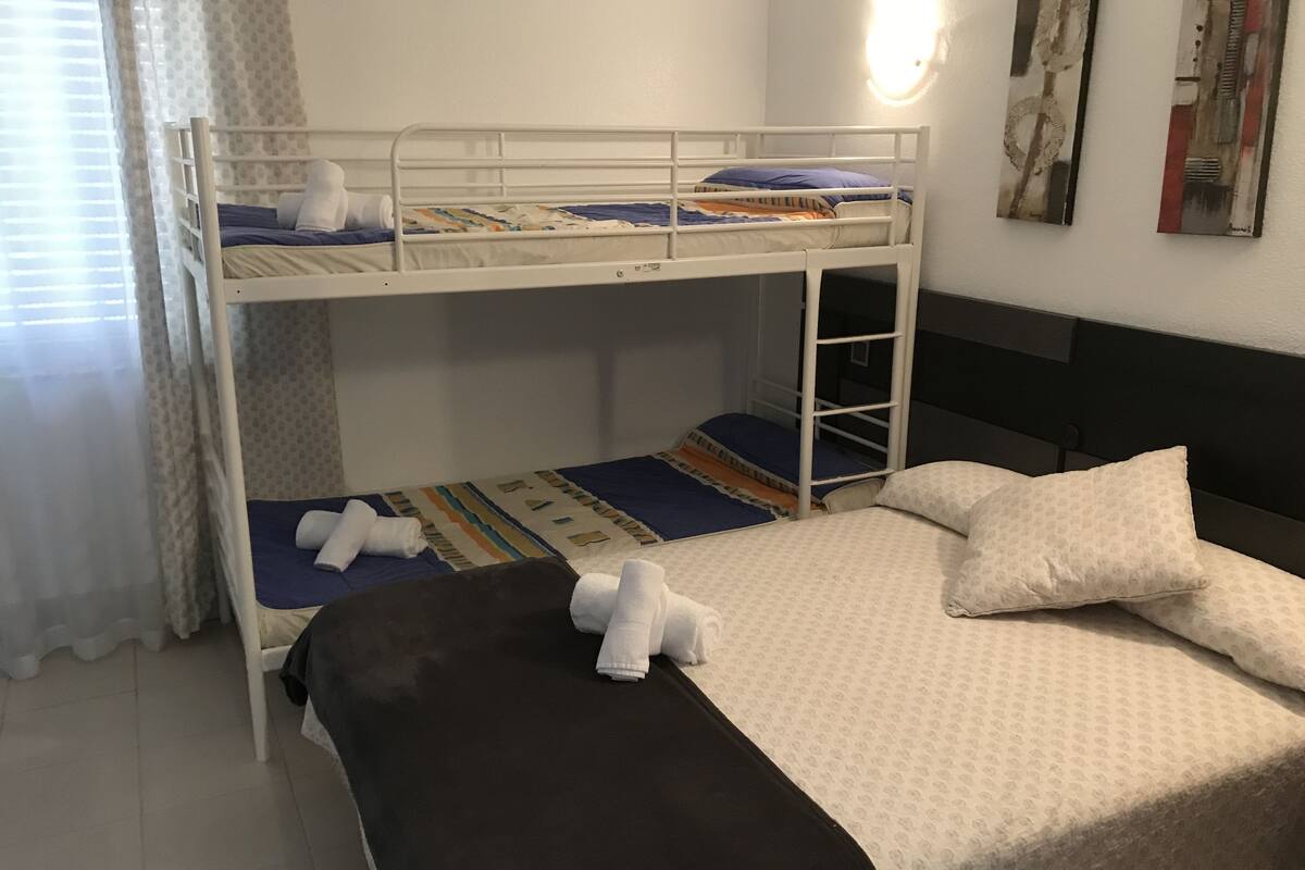 Habitación cuádruple | Escritorio, cortinas opacas, tabla de planchar con plancha