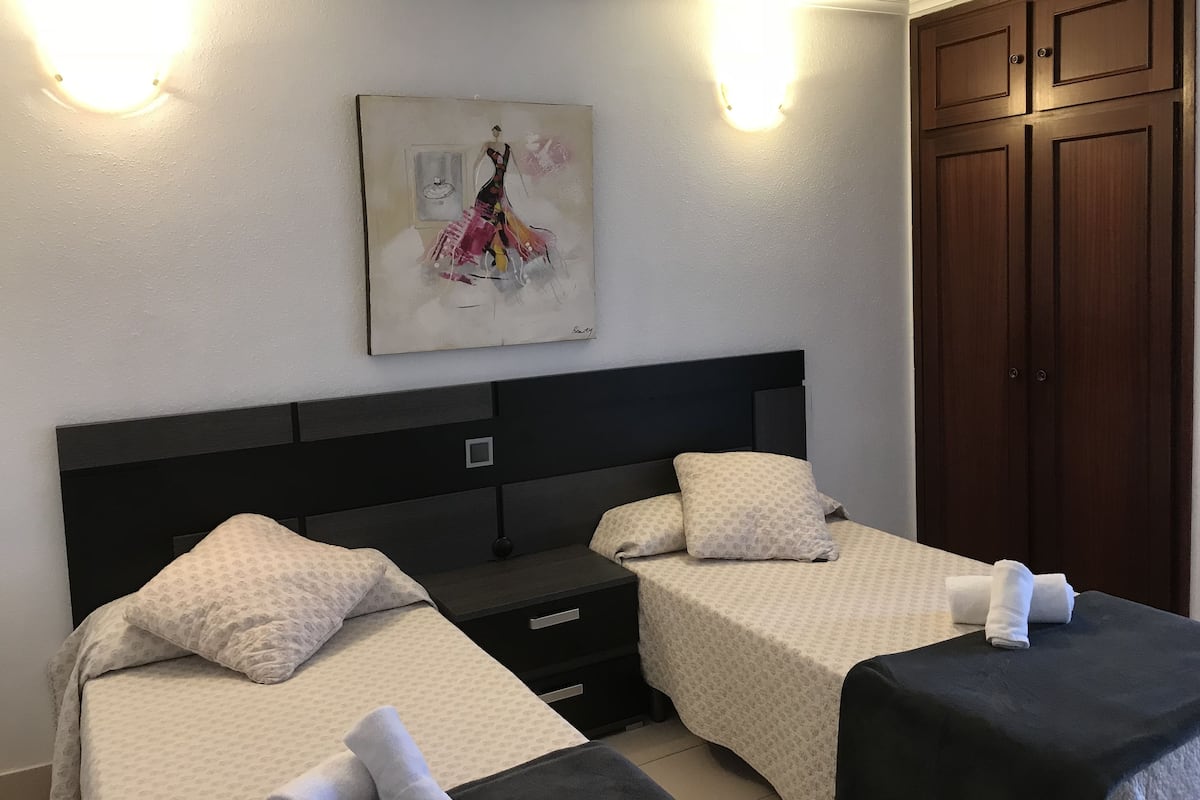 Habitación doble | Escritorio, cortinas opacas, tabla de planchar con plancha
