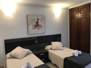 Habitación doble | Decoración personalizada, muebles diferentes y escritorio 