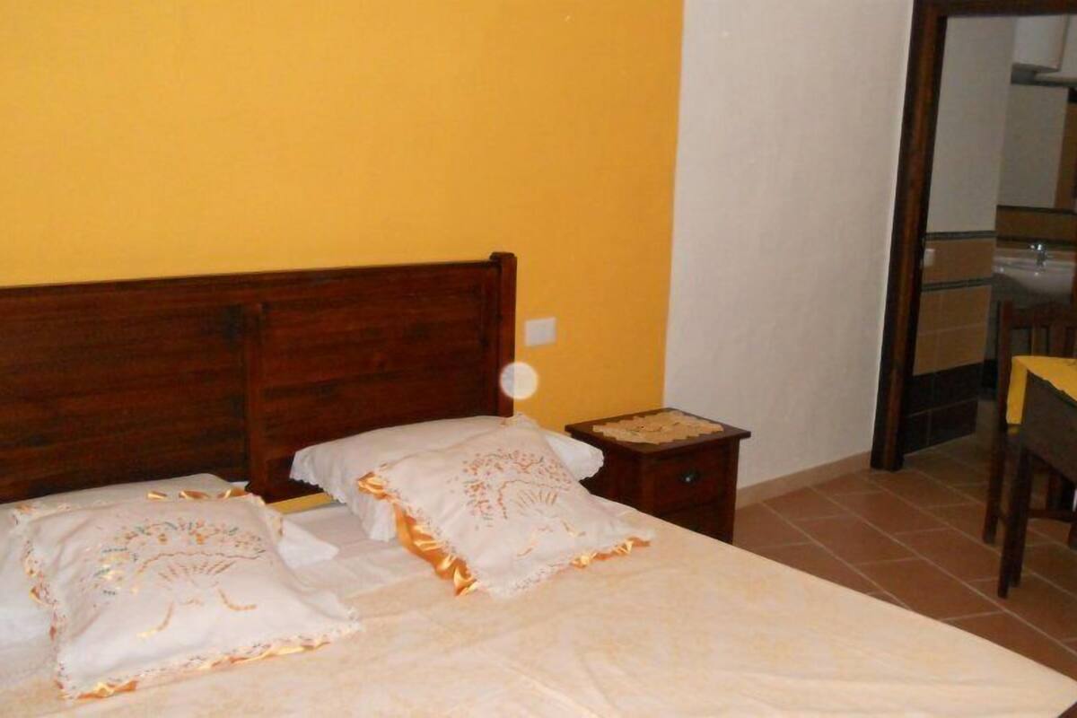 Double Room, Private Bathroom (Yellow) | Desk, iron/ironing board, free cots/infant beds, free WiFi