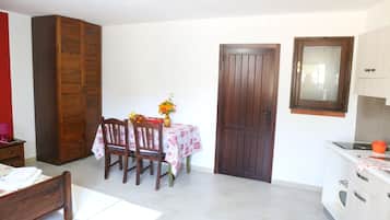 Bureau, fer et planche à repasser, lits bébé (gratuits), Wi-Fi gratuit