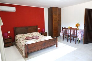 Doppelzimmer, eigenes Bad (Red) | Schreibtisch, Bügeleisen/Bügelbrett, kostenlose Babybetten