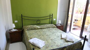 Double Room, Private Bathroom (Green) | Desk, iron/ironing board, free cots/infant beds, free WiFi