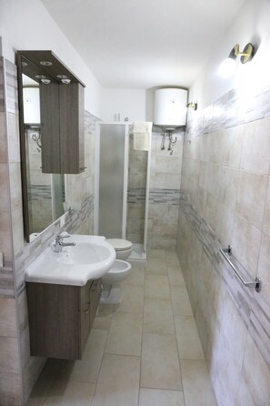 Doppelzimmer, eigenes Bad (Red) | Badezimmer | Dusche, kostenlose Toilettenartikel, Haartrockner, Bidet