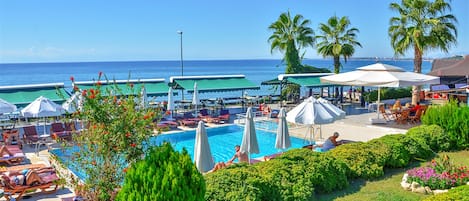 Piscine extérieure, parasols de plage, chaises longues