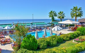 Outdoor pool, pool umbrellas, sun loungers - Side Altinkum Bungalow Hotel (Manavgat)
