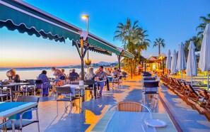 2 ห้องอาหาร, บริการอาหารเช้า อาหารกลางวัน อาหารเย็น, อาหารนานาชาติ