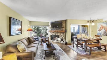 Condo, 2 habitaciones | Sala de estar | Televisión de pantalla plana y chimenea