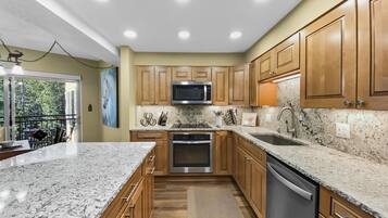 Kondominium, 2 kamar tidur | Dapur pribadi | Lemari es, microwave, oven, dan mesin pencuci piring