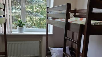 Dortoir Partagé (Bed in 4-Bed Room ) | Coffres-forts dans les chambres, bureau, fer et planche à repasser