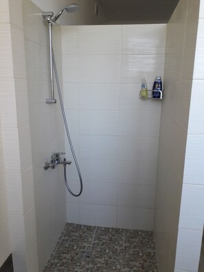Regadera, amenidades de baño gratuitas, secadora de cabello 