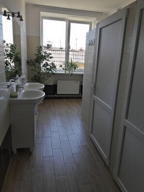 Dusche, kostenlose Toilettenartikel, Haartrockner