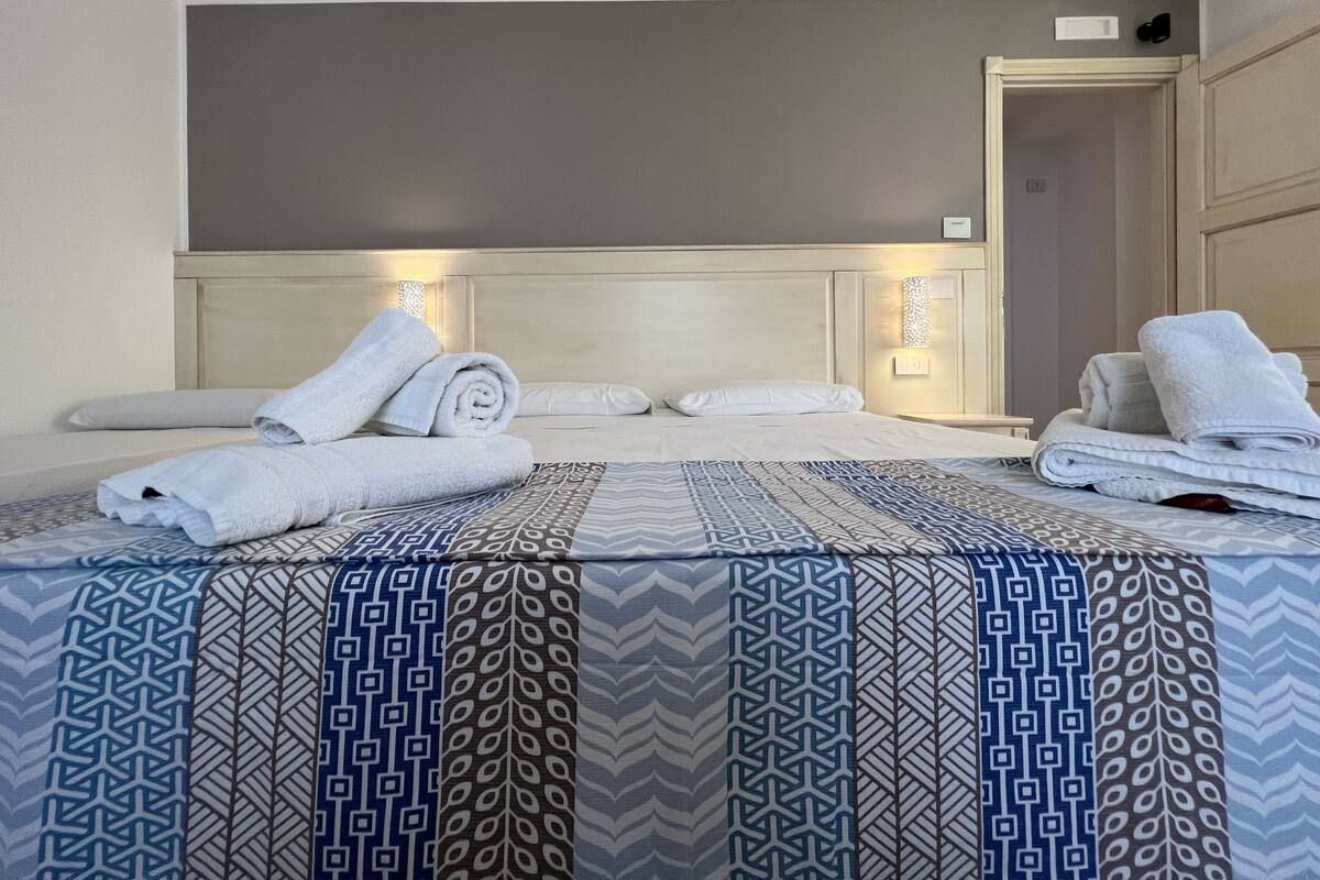 Egyptian cotton sheets, premium bedding, pillow-top beds, minibar