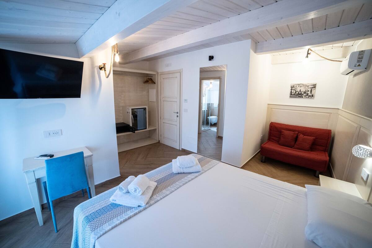 Egyptian cotton sheets, premium bedding, pillow-top beds, minibar