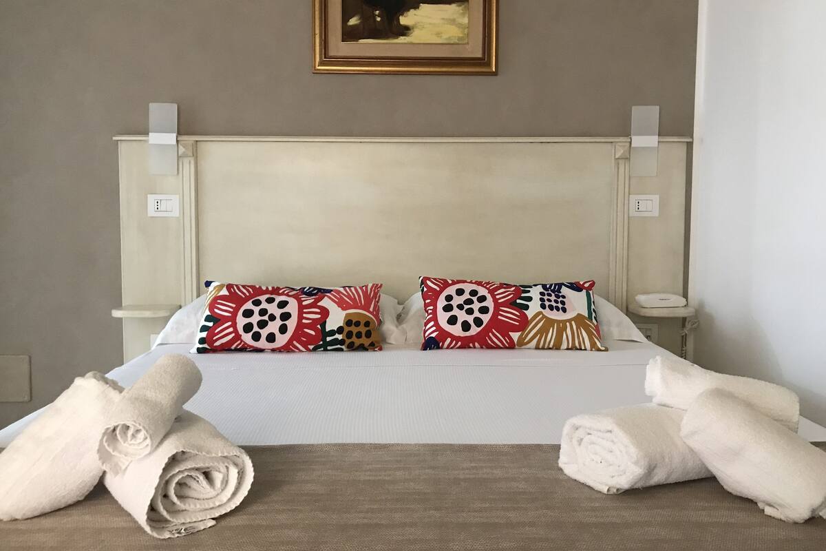 Egyptian cotton sheets, premium bedding, pillow-top beds, minibar