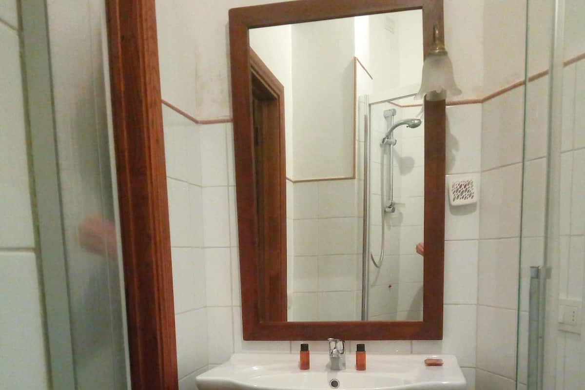 Kamar Double untuk 1 Orang | Kamar mandi | Shower, perlengkapan mandi gratis, pengering rambut, dan kloset
