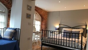 Um quarto com uma cama, uma escrivaninha e uma cadeira.
