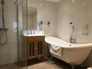 Shower, free toiletries, hair dryer, towels - Stoneleigh Barn B&B (Sherborne)