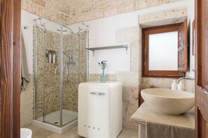 Douche, sèche-cheveux, bidet, serviettes fournies