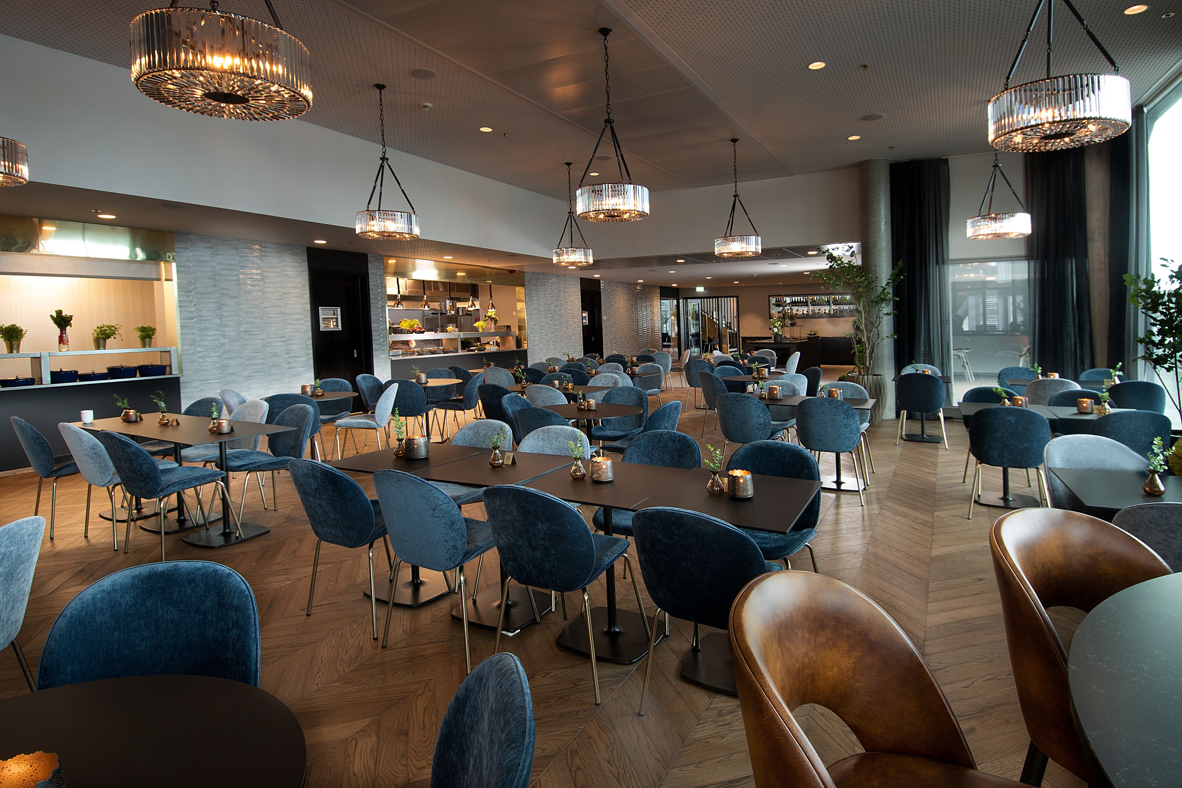 2 restaurants, breakfast, lunch, dinner served; pizza