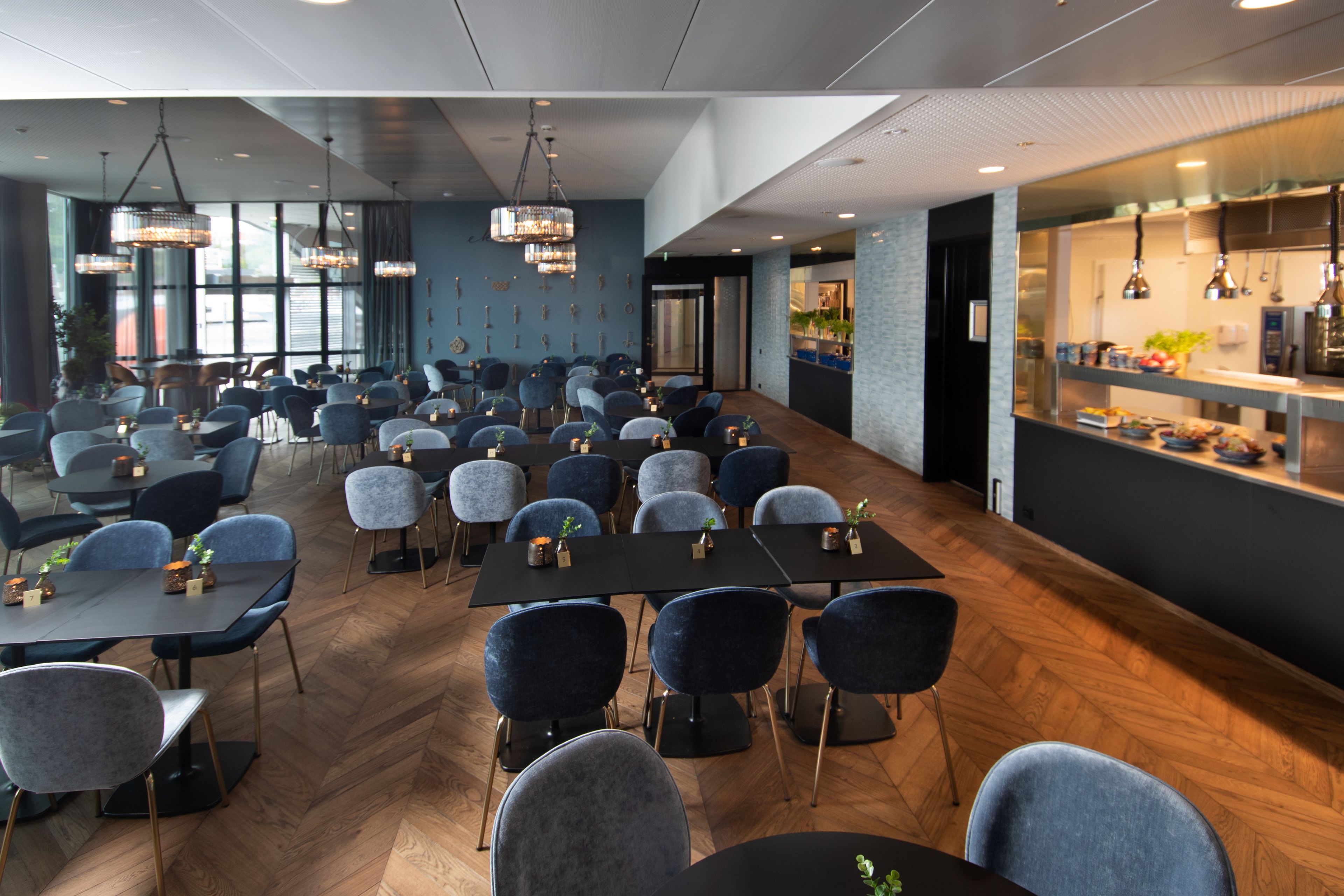 2 restaurants, breakfast, lunch, dinner served; pizza