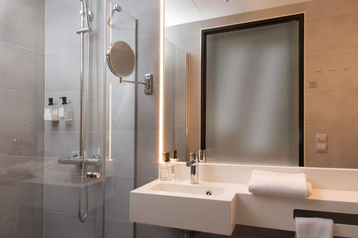 basic single room | 1 bedroom, premium bedding, pillow-top beds, desk