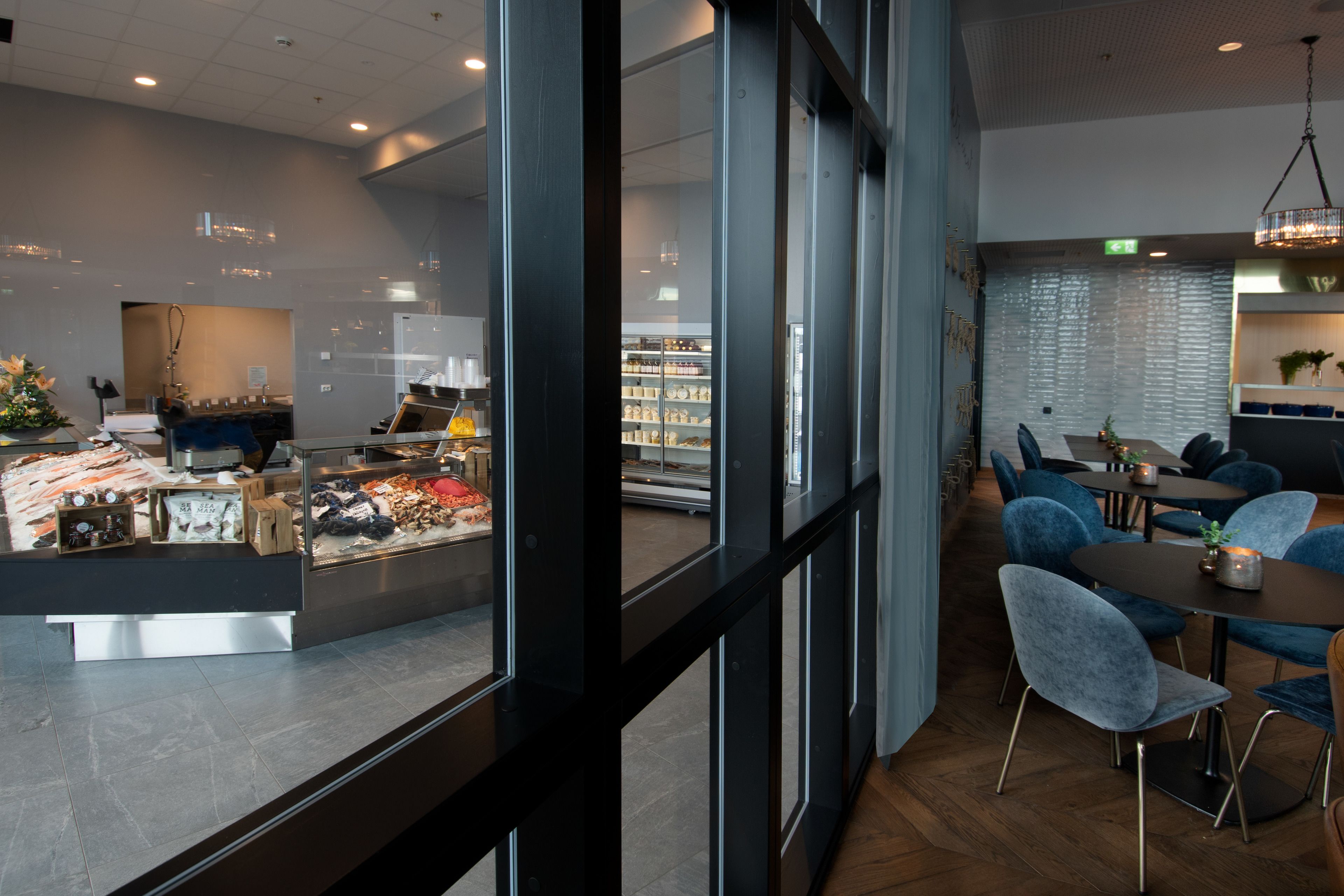 2 restaurants, breakfast, lunch, dinner served; pizza