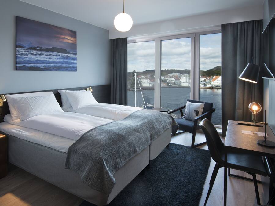 Premium bedding, pillowtop beds, desk, laptop workspace