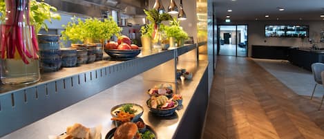 2 Restaurants, FrĂŒhstĂŒck, Mittagessen, Abendessen, Pizza