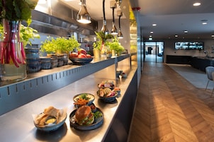 2 restaurantes; se sirven desayunos, almuerzos, cenas y pizza