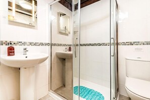 Cottage, 2 Bedrooms (Honeypot) | Bathroom | Hair dryer, towels - Berehayes Holiday Cottages (Bridport)