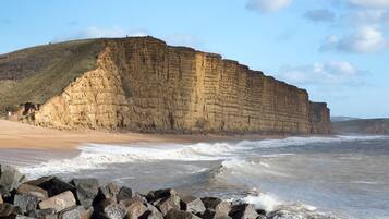 Setrika/meja setrika, Wi-Fi gratis, dan seprai linen