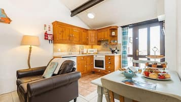Cottage, 1 chambre (Smugglers) | Cuisine privée | Réfrigérateur, micro-ondes, four, plaque de cuisson
