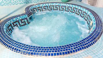 Kolam renang indoor, dengan kursi berjemur