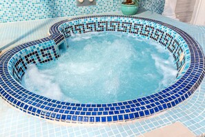 Indoor pool, pool loungers - Berehayes Holiday Cottages (Bridport)