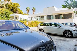 A modern building with large windows and a flat roof. - BLUESEA Dimona Suites (Torremolinos)