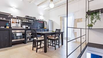 Appartamento | Cucina privata | Frigorifero, forno, piano cottura, macchina per caffè espresso