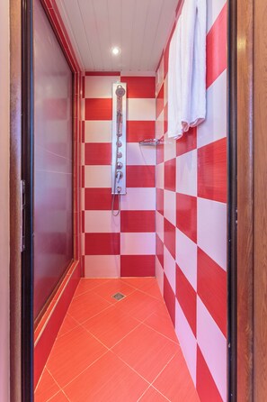 Bathroom | Shower, free toiletries - Apolis (Sozopol)
