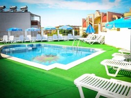 Una piscina al aire libre