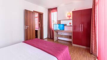 Minibar, desk, free WiFi