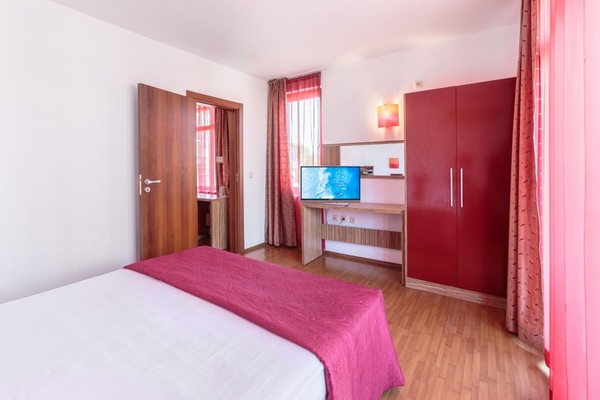 Minibar, desk, free WiFi