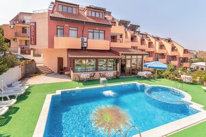 Una piscina al aire libre