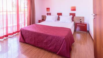 Minibar, escritorio y wifi gratis