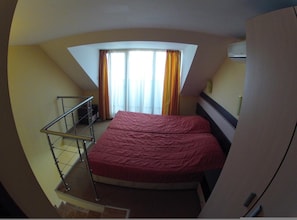 Minibar, meja kerja, dan Wi-Fi gratis