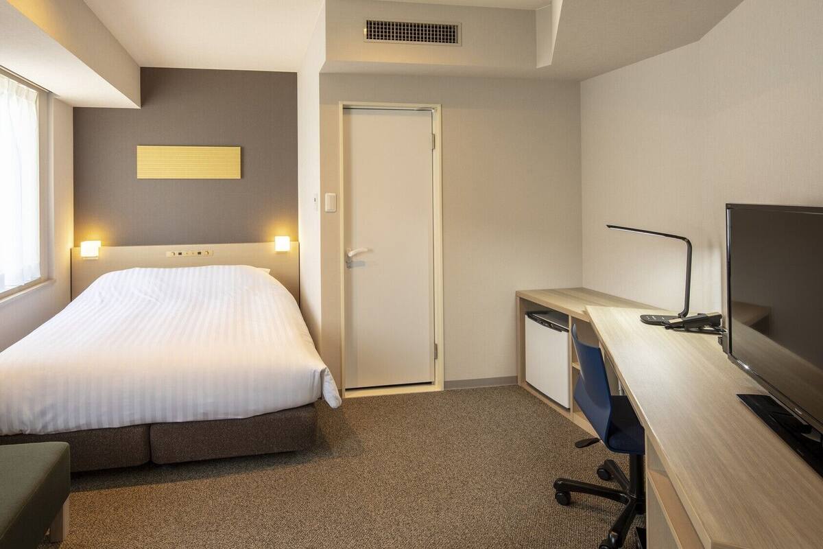 Minibar, coffres-forts dans les chambres, bureau