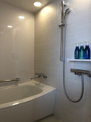 Articles de tocador gratuïts, assecador de cabells, sabatilles i bidet 