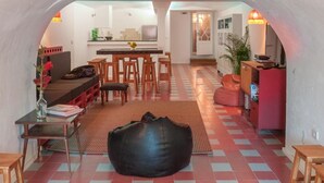 Un interior acogedor con cocina, comedor y zona de estar.
