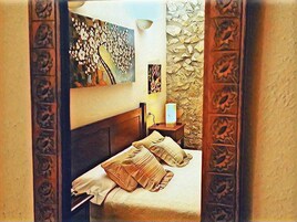 Quarto casal romântico, sacada | Cofres nos quartos, Wi-Fi de cortesia, roupa de cama