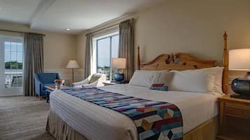 Una camera d'albergo con un letto grande, una sedia, una scrivania e vista sull'esterno.