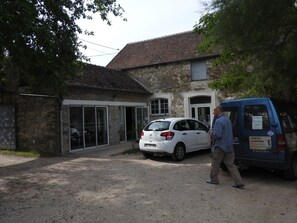 Exterior - Fontaineblhostel (La Chapelle la Reine)